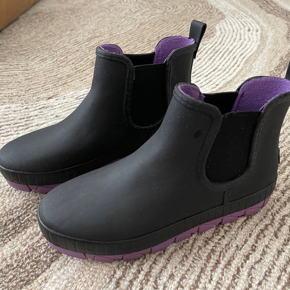 Sperry Black and Purple Chelsea rain boots